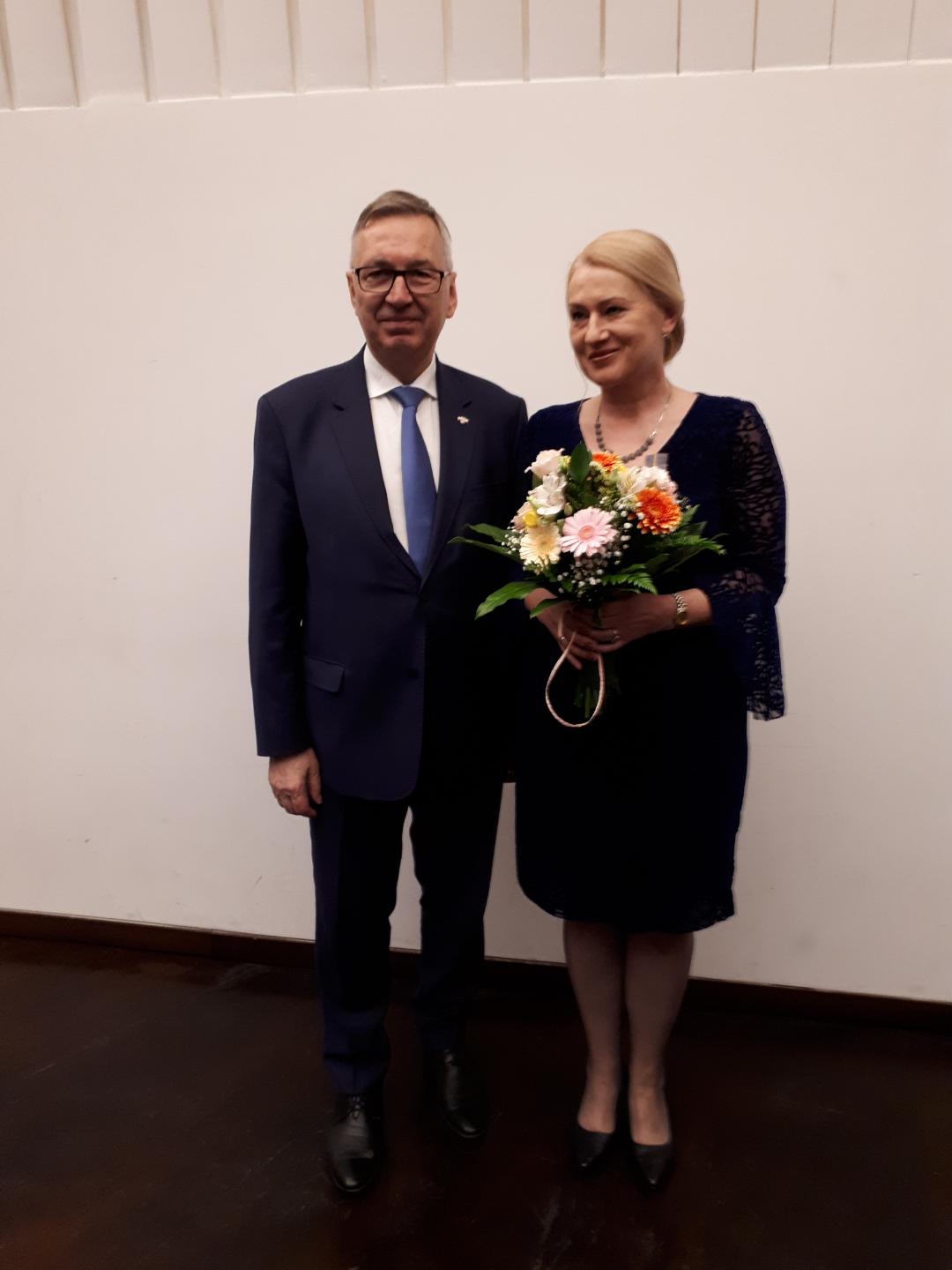 zdjęcie Dyrektor z kwiatami